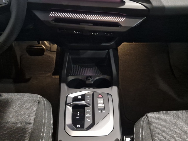 BMW Serie 1 120i color Rojo. Año 2025. 125KW(170CV). Gasolina. En concesionario Movitransa Cars Jerez de Cádiz