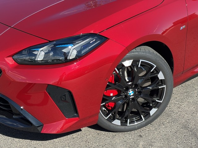 BMW Serie 1 M135i color Rojo. Año 2025. 221KW(300CV). Gasolina. En concesionario BMW Avilcar Ávila de Ávila