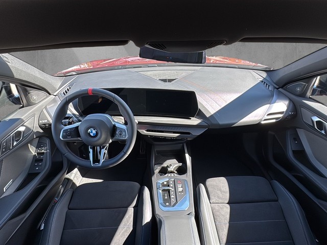 BMW Serie 1 M135i color Rojo. Año 2025. 221KW(300CV). Gasolina. En concesionario BMW Avilcar Ávila de Ávila