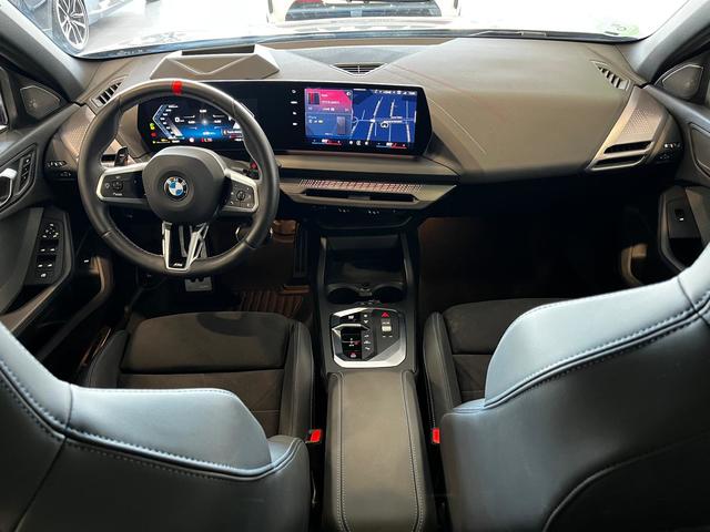 BMW Serie 1 M135i color Gris. Año 2025. 221KW(300CV). Gasolina. En concesionario Unicars Ponent de Lleida