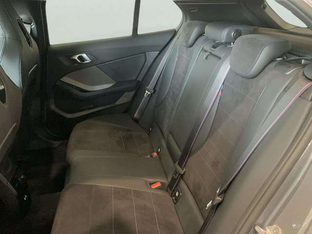 BMW Serie 1 M135i color Gris. Año 2025. 221KW(300CV). Gasolina. En concesionario Unicars Ponent de Lleida