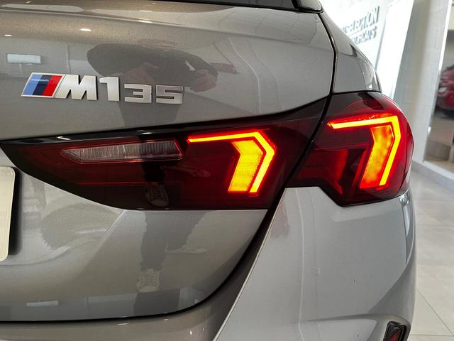 BMW Serie 1 M135i color Gris. Año 2025. 221KW(300CV). Gasolina. En concesionario Unicars Ponent de Lleida