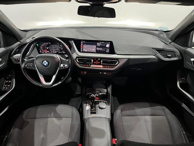 BMW Serie 1 118d color Blanco. Año 2022. 110KW(150CV). Diésel. En concesionario Unicars Ponent de Lleida