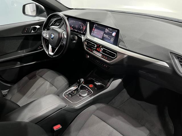 BMW Serie 1 118d color Blanco. Año 2022. 110KW(150CV). Diésel. En concesionario Unicars Ponent de Lleida
