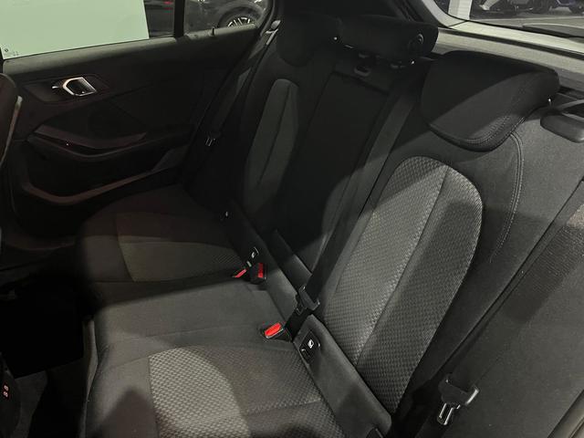 BMW Serie 1 118d color Blanco. Año 2022. 110KW(150CV). Diésel. En concesionario Unicars Ponent de Lleida