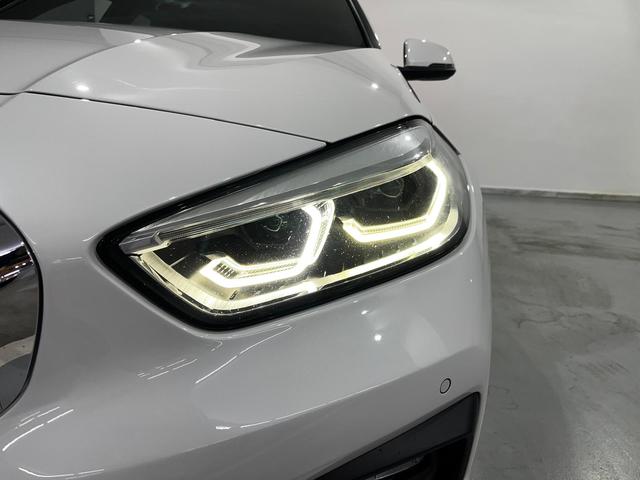 BMW Serie 1 118d color Blanco. Año 2022. 110KW(150CV). Diésel. En concesionario Unicars Ponent de Lleida