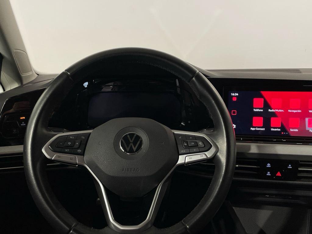 Volkswagen Golf 1.5 eTSI en Barcelona