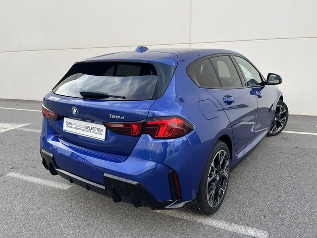 BMW Serie 1 120d color Azul. Año 2024. 120KW(163CV). Diésel. En concesionario Novomóvil Oleiros de Coruña