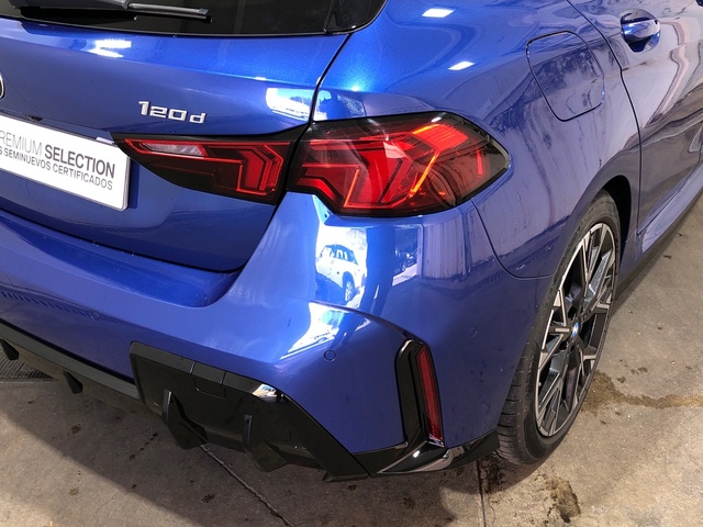 BMW Serie 1 120d color Azul. Año 2024. 120KW(163CV). Diésel. En concesionario Movilnorte El Plantio de Madrid