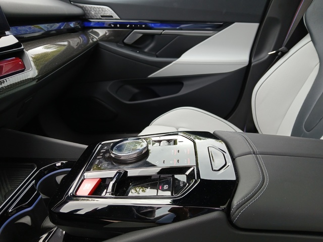 BMW M M5 color Gris. Año 2025. 535KW(727CV). Híbrido Electro/Gasolina. En concesionario GANDIA Automoviles Fersan, S.A. de Valencia