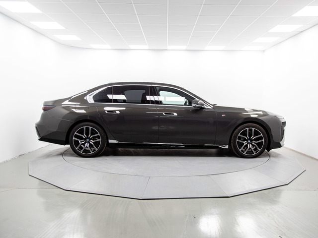 BMW Serie 7 740d color Gris. Año 2024. 220KW(299CV). Diésel. En concesionario Móvil Begar Alicante de Alicante