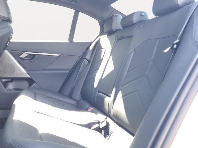 BMW Serie 5 520d color Blanco. Año 2025. 145KW(197CV). Diésel. En concesionario GANDIA Automoviles Fersan, S.A. de Valencia