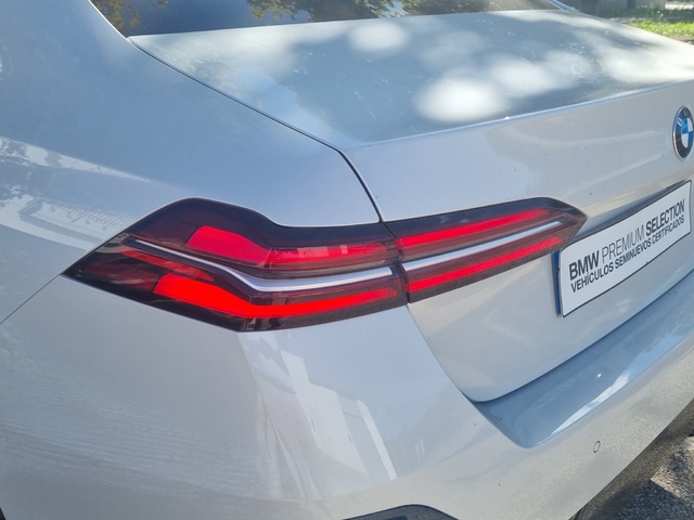 BMW Serie 5 520d color Blanco. Año 2025. 145KW(197CV). Diésel. En concesionario GANDIA Automoviles Fersan, S.A. de Valencia