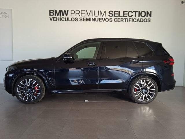 BMW X5 xDrive50e color Negro. Año 2024. 360KW(489CV). Híbrido Electro/Gasolina. En concesionario ALBAMOCION CIUDAD REAL  de Ciudad Real