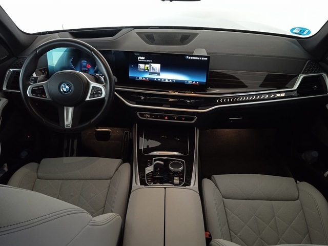 BMW X5 xDrive50e color Negro. Año 2024. 360KW(489CV). Híbrido Electro/Gasolina. En concesionario ALBAMOCION CIUDAD REAL  de Ciudad Real