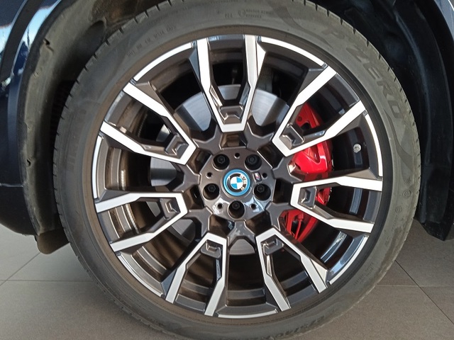 BMW X5 xDrive50e color Negro. Año 2024. 360KW(489CV). Híbrido Electro/Gasolina. En concesionario ALBAMOCION CIUDAD REAL  de Ciudad Real