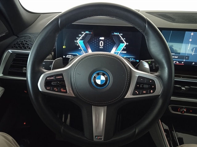 BMW X5 xDrive50e color Negro. Año 2024. 360KW(489CV). Híbrido Electro/Gasolina. En concesionario ALBAMOCION CIUDAD REAL  de Ciudad Real