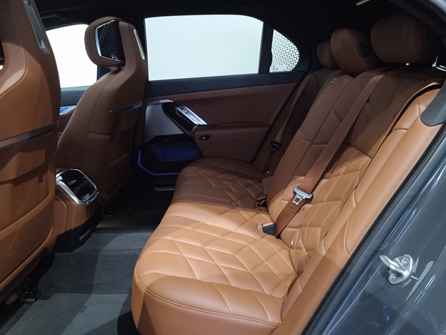 BMW Serie 7 750e color Gris. Año 2023. 360KW(489CV). Híbrido Electro/Gasolina. En concesionario ALBAMOCION CIUDAD REAL  de Ciudad Real