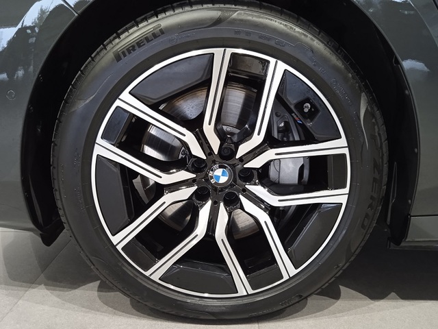 BMW Serie 7 750e color Gris. Año 2023. 360KW(489CV). Híbrido Electro/Gasolina. En concesionario ALBAMOCION CIUDAD REAL  de Ciudad Real