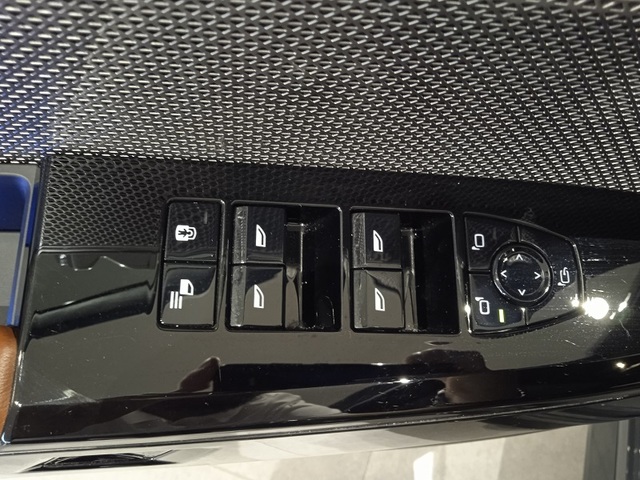 BMW Serie 7 750e color Gris. Año 2023. 360KW(489CV). Híbrido Electro/Gasolina. En concesionario ALBAMOCION CIUDAD REAL  de Ciudad Real