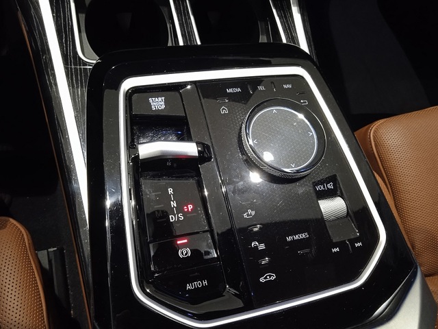 BMW Serie 7 750e color Gris. Año 2023. 360KW(489CV). Híbrido Electro/Gasolina. En concesionario ALBAMOCION CIUDAD REAL  de Ciudad Real