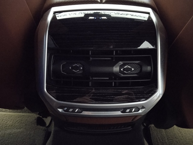 BMW Serie 7 750e color Gris. Año 2023. 360KW(489CV). Híbrido Electro/Gasolina. En concesionario ALBAMOCION CIUDAD REAL  de Ciudad Real