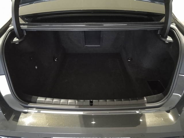 BMW Serie 7 750e color Gris. Año 2023. 360KW(489CV). Híbrido Electro/Gasolina. En concesionario ALBAMOCION CIUDAD REAL  de Ciudad Real