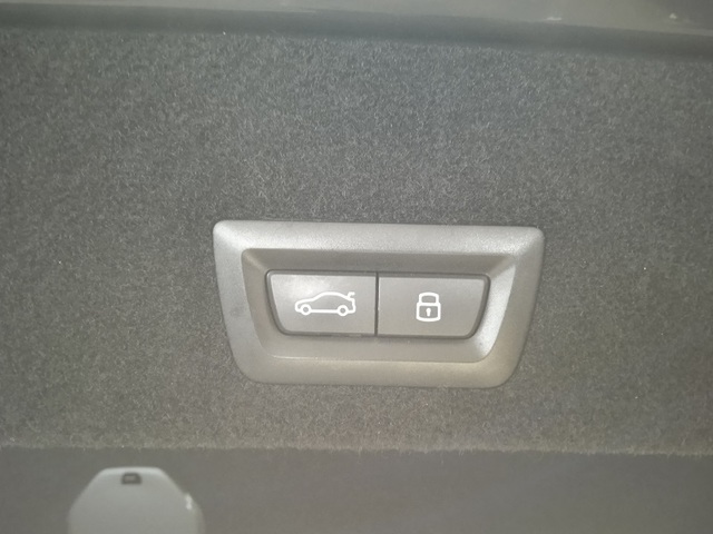 BMW Serie 7 750e color Gris. Año 2023. 360KW(489CV). Híbrido Electro/Gasolina. En concesionario ALBAMOCION CIUDAD REAL  de Ciudad Real