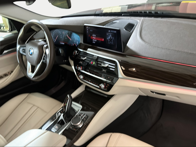 BMW Serie 5 520d color Negro. Año 2019. 140KW(190CV). Diésel. En concesionario San Pablo Motor | Su Eminencia de Sevilla