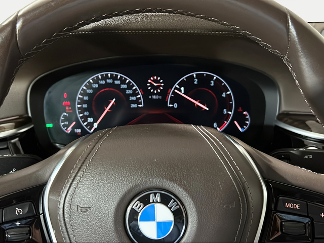 BMW Serie 5 520d color Negro. Año 2019. 140KW(190CV). Diésel. En concesionario San Pablo Motor | Su Eminencia de Sevilla