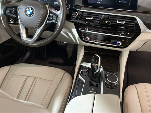 BMW Serie 5 520d color Negro. Año 2019. 140KW(190CV). Diésel. En concesionario San Pablo Motor | Su Eminencia de Sevilla