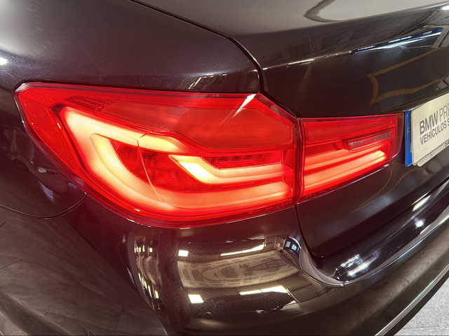 BMW Serie 5 520d color Negro. Año 2019. 140KW(190CV). Diésel. En concesionario San Pablo Motor | Su Eminencia de Sevilla