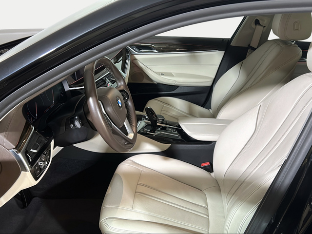 BMW Serie 5 520d color Negro. Año 2019. 140KW(190CV). Diésel. En concesionario San Pablo Motor | Su Eminencia de Sevilla