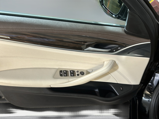 BMW Serie 5 520d color Negro. Año 2019. 140KW(190CV). Diésel. En concesionario San Pablo Motor | Su Eminencia de Sevilla