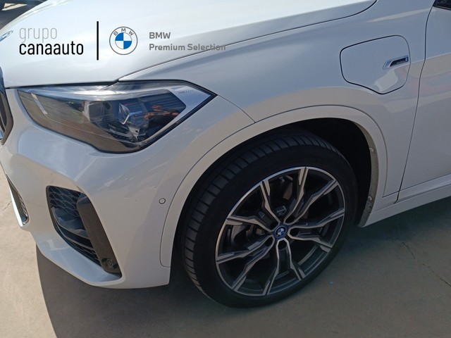 BMW X1 xDrive25e color Blanco. Año 2022. 162KW(220CV). Híbrido Electro/Gasolina. En concesionario TACO de Sta. C. Tenerife