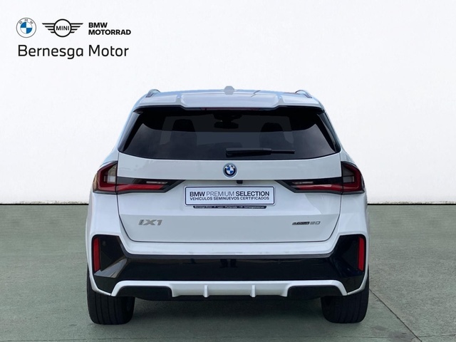 BMW iX1 eDrive20 color Blanco. Año 2025. 150KW(204CV). Eléctrico. En concesionario Bernesga Motor León (Bmw y Mini) de León