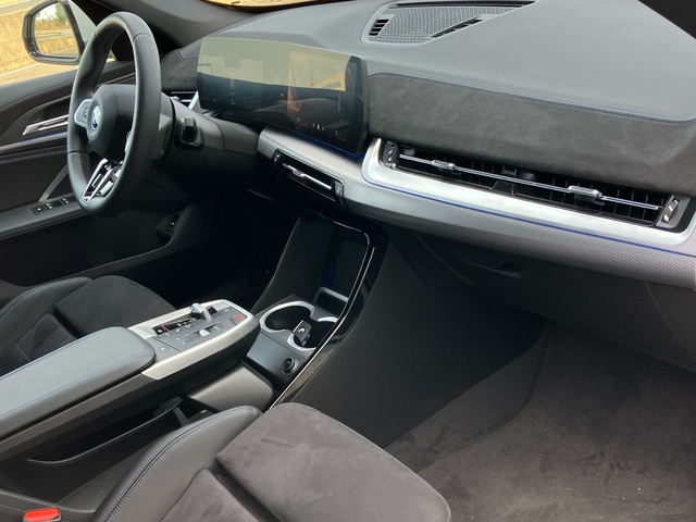 BMW iX1 eDrive20 color Blanco. Año 2025. 150KW(204CV). Eléctrico. En concesionario Bernesga Motor León (Bmw y Mini) de León