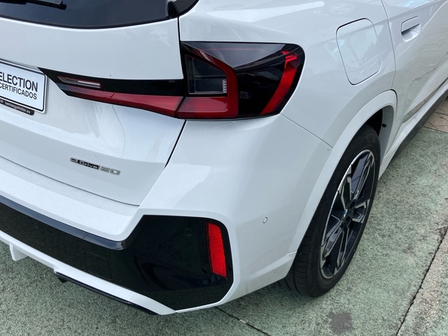 BMW iX1 eDrive20 color Blanco. Año 2025. 150KW(204CV). Eléctrico. En concesionario Bernesga Motor León (Bmw y Mini) de León