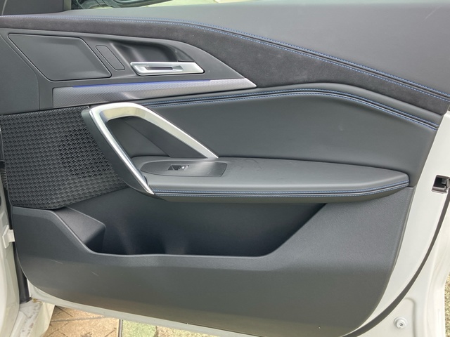 BMW iX1 eDrive20 color Blanco. Año 2025. 150KW(204CV). Eléctrico. En concesionario Bernesga Motor León (Bmw y Mini) de León