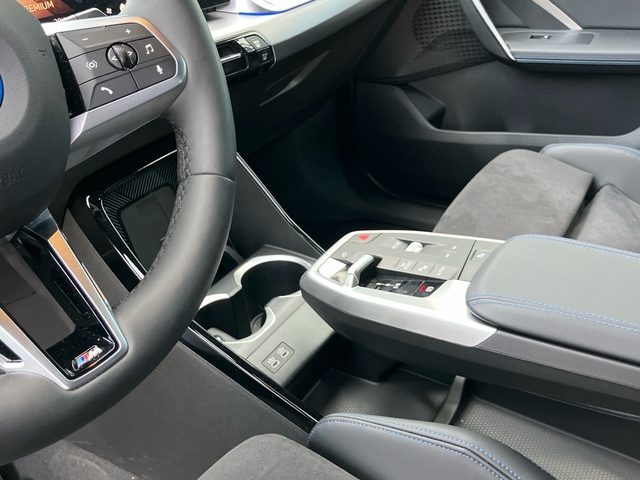 BMW iX1 eDrive20 color Blanco. Año 2025. 150KW(204CV). Eléctrico. En concesionario Bernesga Motor León (Bmw y Mini) de León