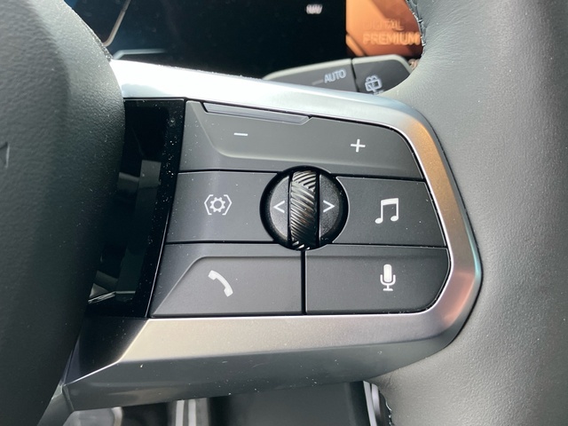 BMW iX1 eDrive20 color Blanco. Año 2025. 150KW(204CV). Eléctrico. En concesionario Bernesga Motor León (Bmw y Mini) de León