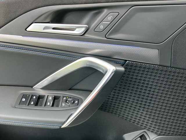 BMW iX1 eDrive20 color Blanco. Año 2025. 150KW(204CV). Eléctrico. En concesionario Bernesga Motor León (Bmw y Mini) de León