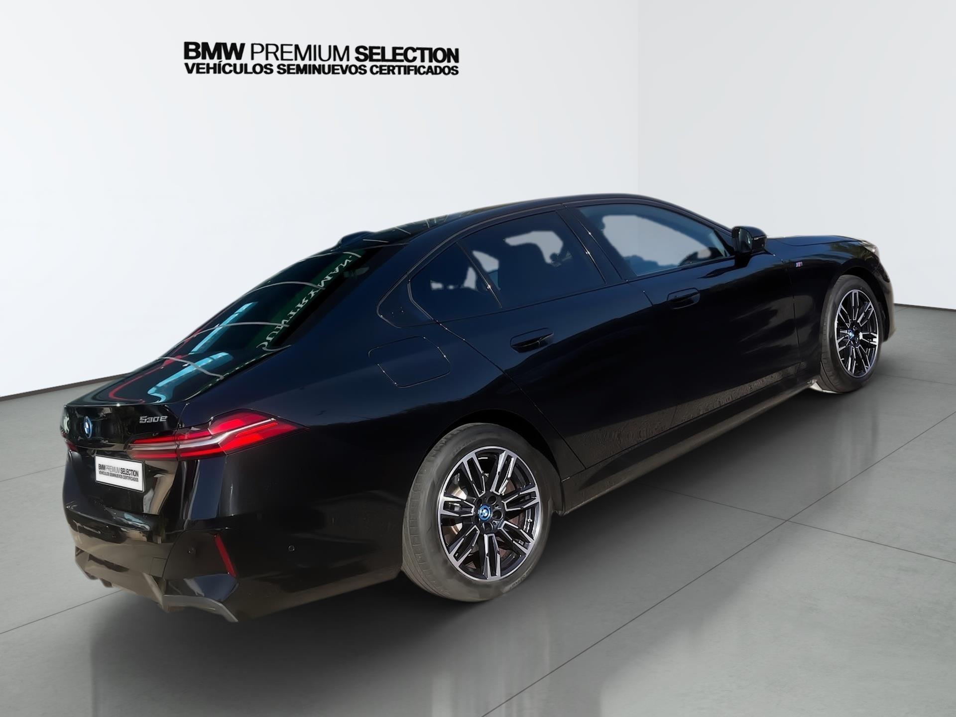 BMW Serie 5 530e color Negro. Año 2025. 220KW(299CV). Híbrido Electro/Gasolina. En concesionario Automotor Premium Viso - Málaga de Málaga