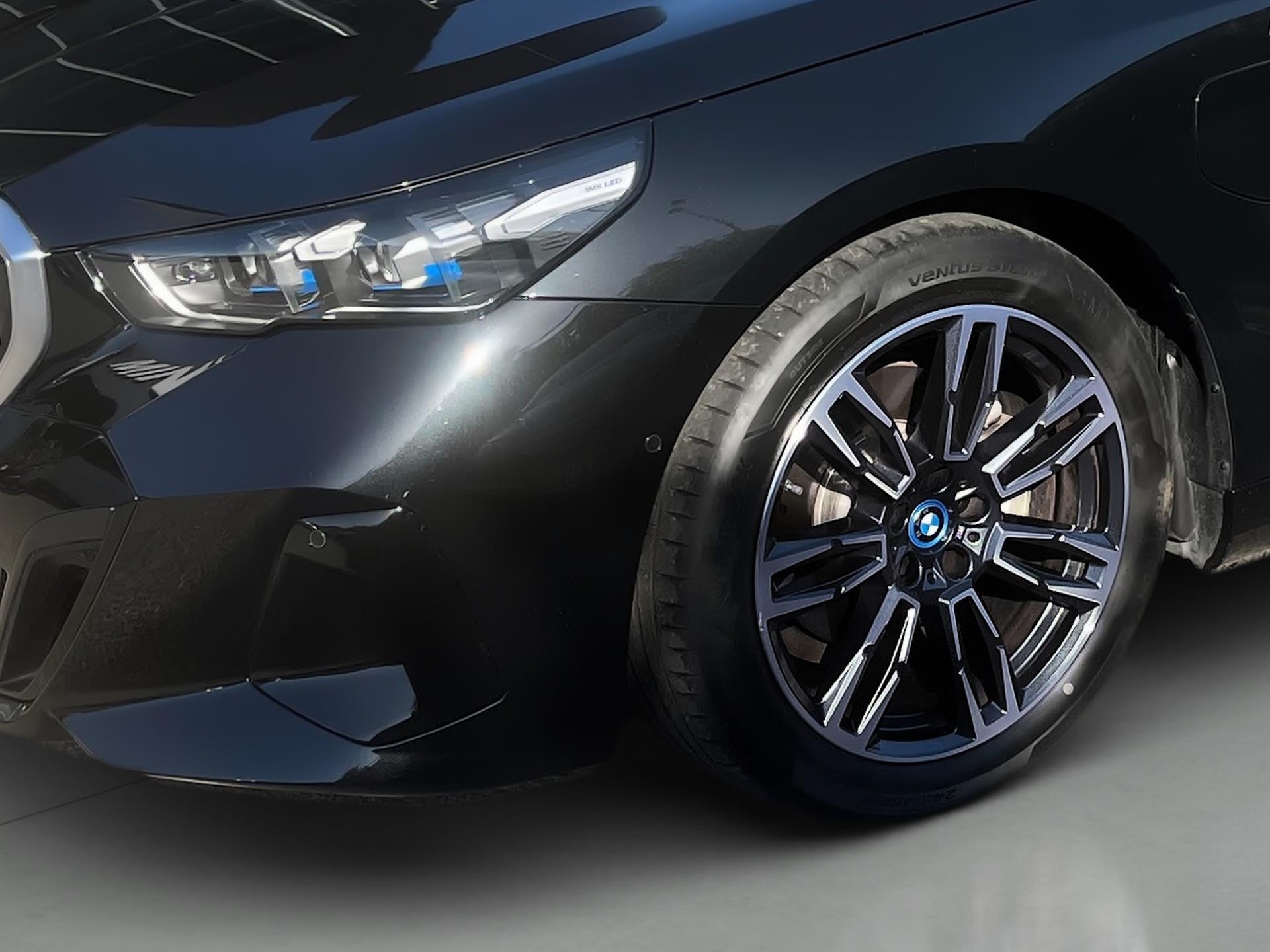 BMW Serie 5 530e color Negro. Año 2025. 220KW(299CV). Híbrido Electro/Gasolina. En concesionario Automotor Premium Viso - Málaga de Málaga