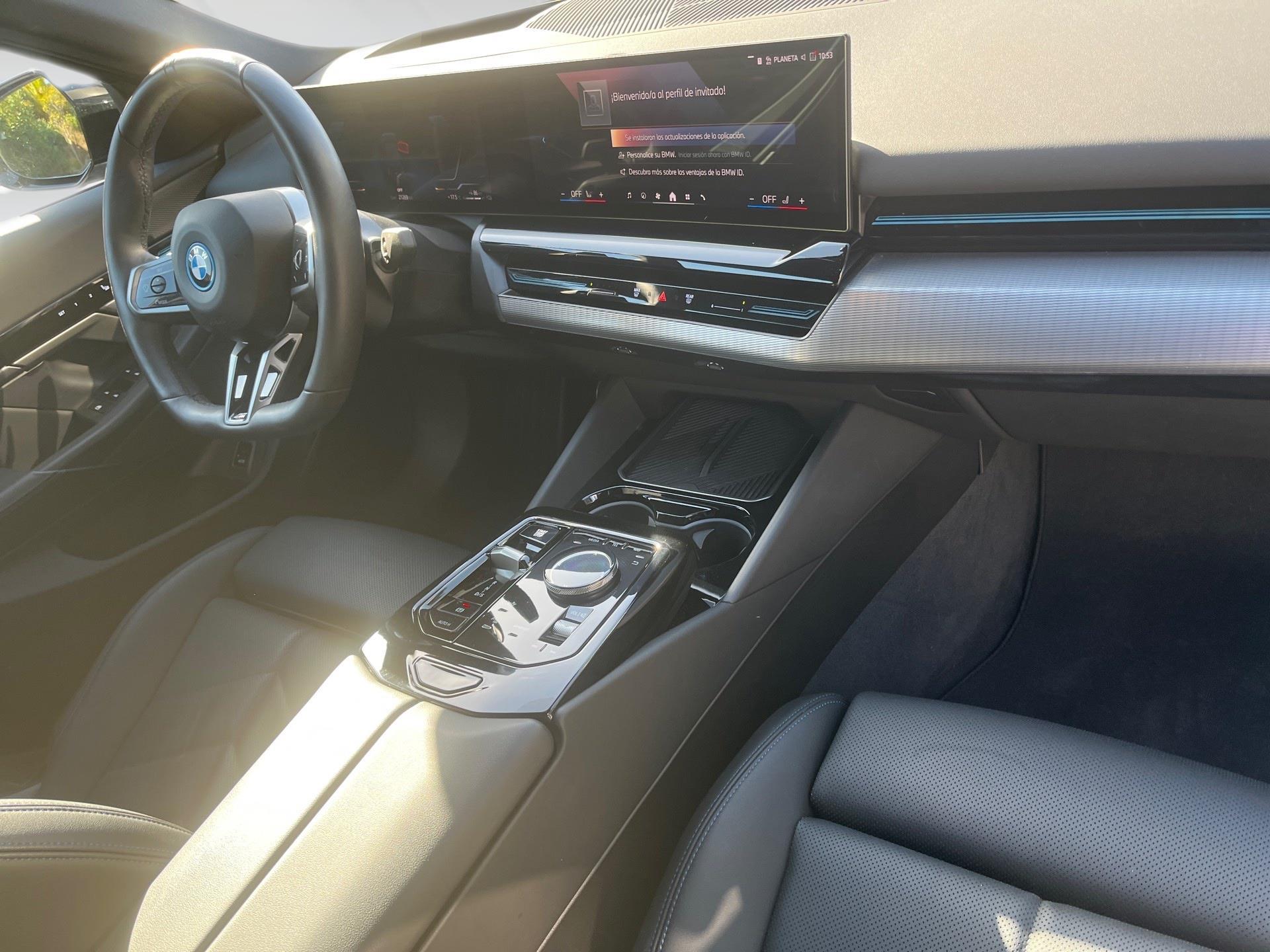 BMW Serie 5 530e color Negro. Año 2025. 220KW(299CV). Híbrido Electro/Gasolina. En concesionario Automotor Premium Viso - Málaga de Málaga