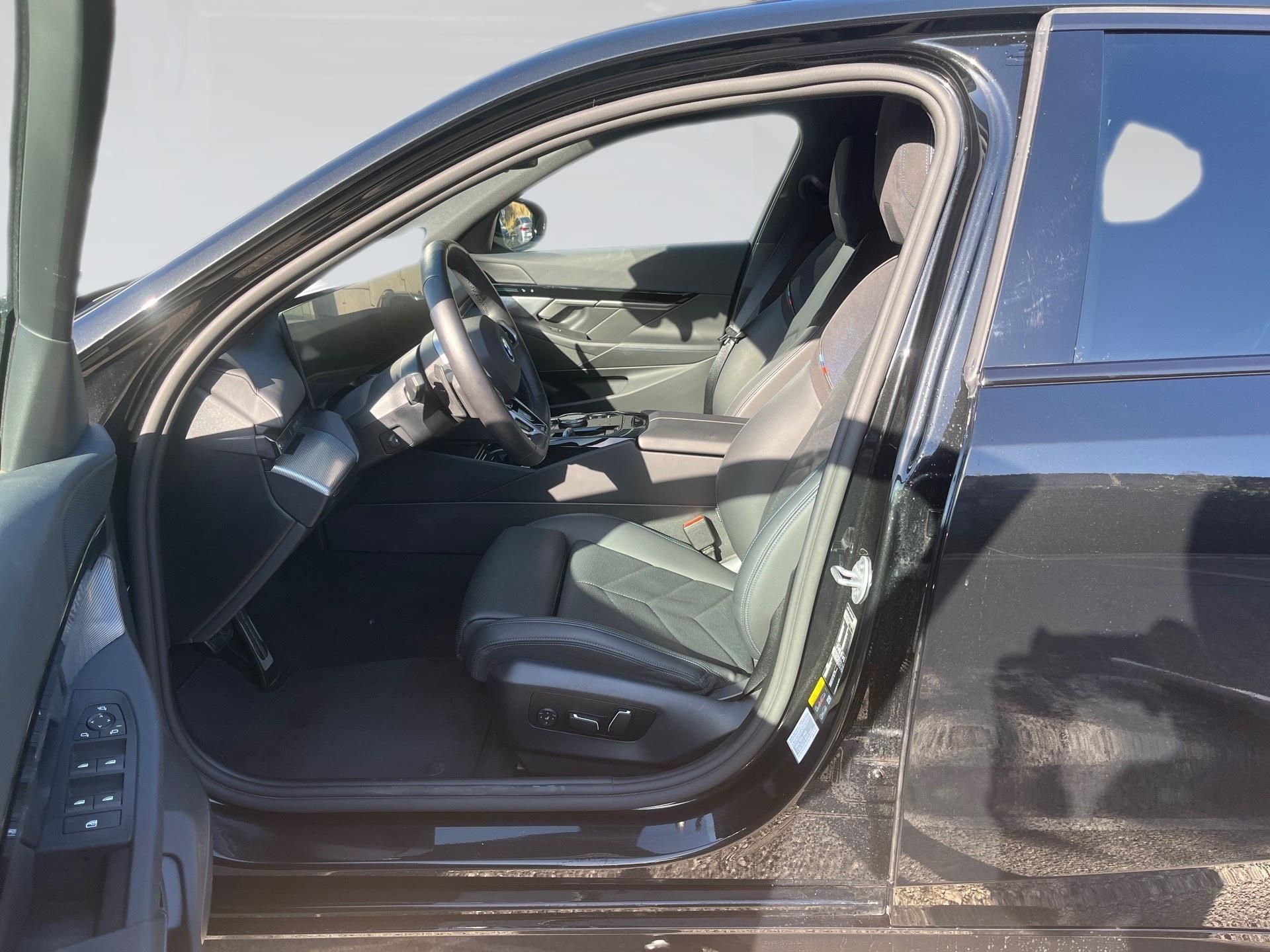 BMW Serie 5 530e color Negro. Año 2025. 220KW(299CV). Híbrido Electro/Gasolina. En concesionario Automotor Premium Viso - Málaga de Málaga