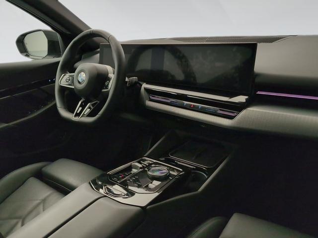 BMW Serie 5 520d color Negro. Año 2025. 145KW(197CV). Diésel. En concesionario Automotor Premium Viso - Málaga de Málaga