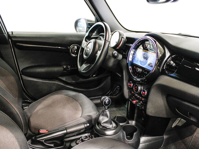 fotoG 7 del MINI MINI 5 Puertas Cooper 100 kW (136 CV) 136cv Gasolina del 2023 en Barcelona