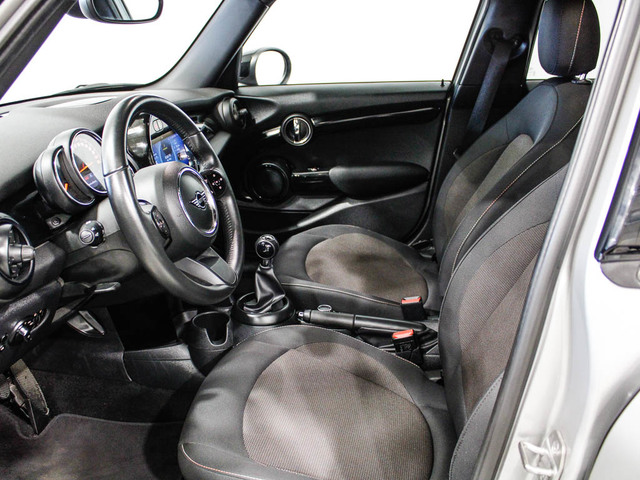 fotoG 10 del MINI MINI 5 Puertas Cooper 100 kW (136 CV) 136cv Gasolina del 2023 en Barcelona