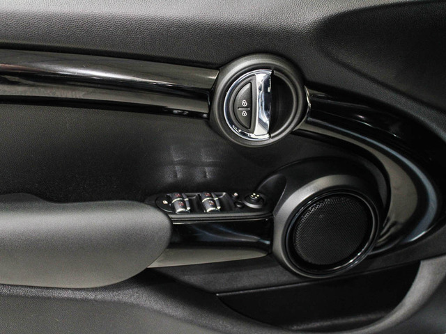 fotoG 15 del MINI MINI 5 Puertas Cooper 100 kW (136 CV) 136cv Gasolina del 2023 en Barcelona